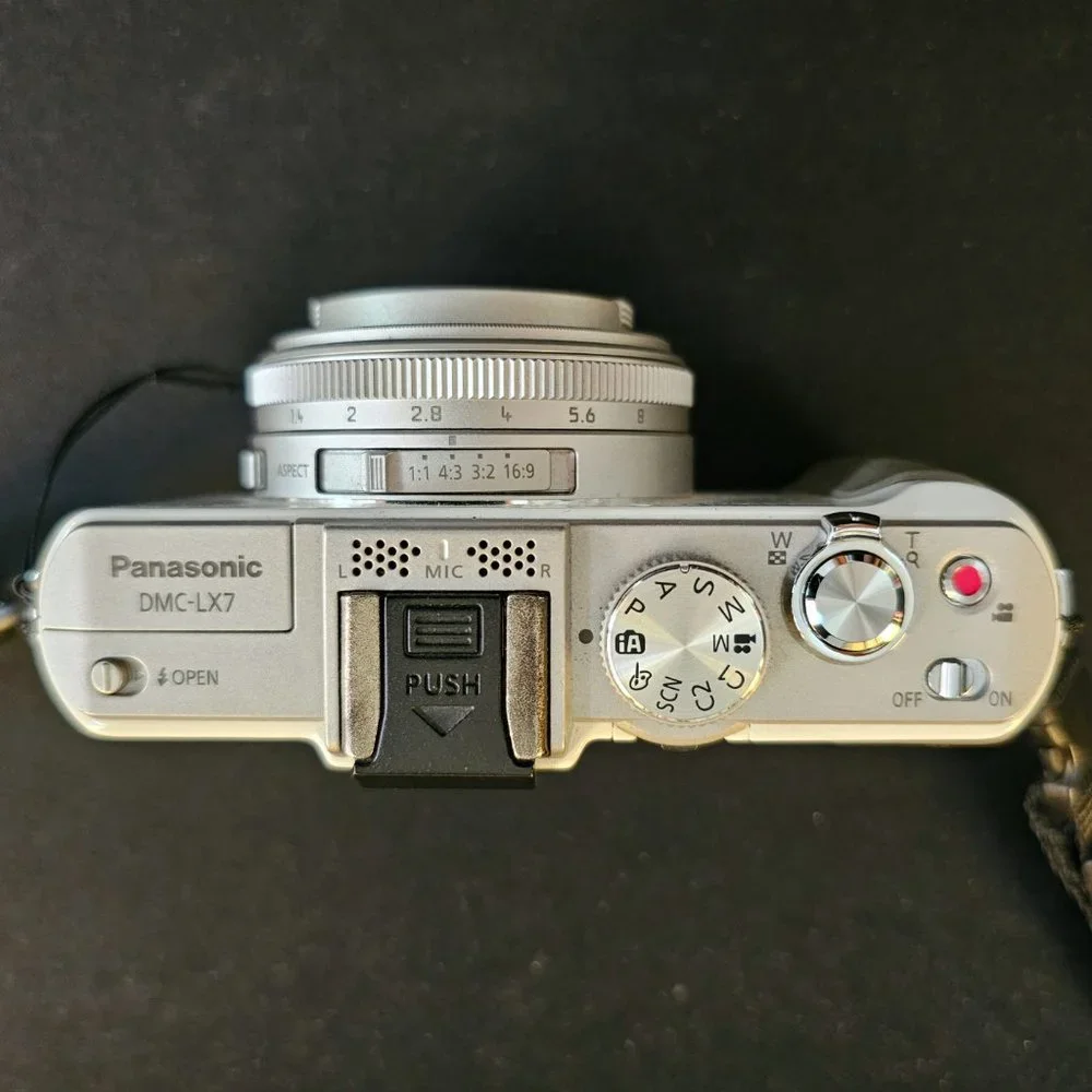 Panasonic Lumix DMC-LX7, EUC, incl. OEM leather Panasonic case, strap, SD card